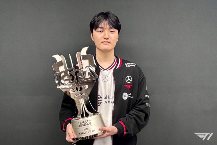 T1分享赛后选手合影:我们是KeSPA CUP 2025 冠军~!